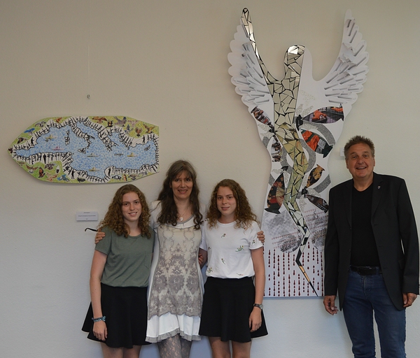 Die Künstlerin Dr. Martina Früchtl mit ihren Nichten und Bürgermeister Lehmann vor dem „Angel of Peace“