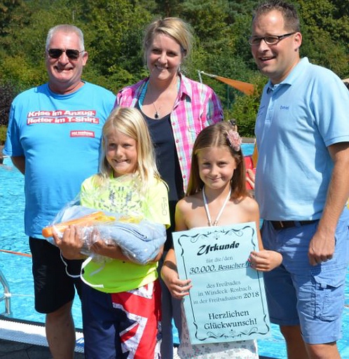 Gewinnerin mit Schwimmmeister R. Eibach und Daniel Stenger