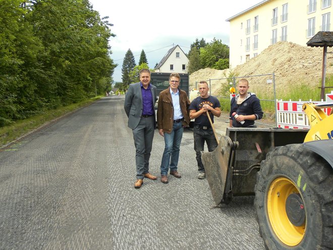 Bürgermeister Hans-Christian Lehmann, Landtagsabgeordneter Dirk Schlömer sowie zwei Mitarbeiter der Baufirma auf der Baustelle in Hurst