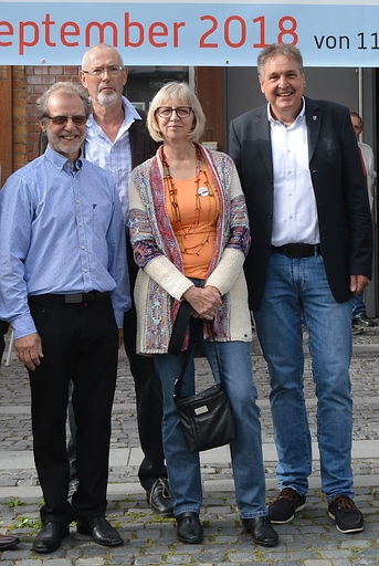 Das Organisationsteam der Messe mit dem Bürgermeister